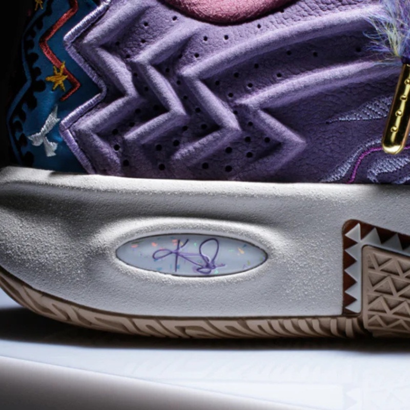 SEPATU BASKET ANTA Kai 2 'Artist on Court'