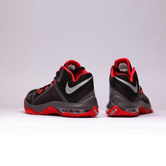 SEPATU BASKET NIKE Lebron Ambassador VII