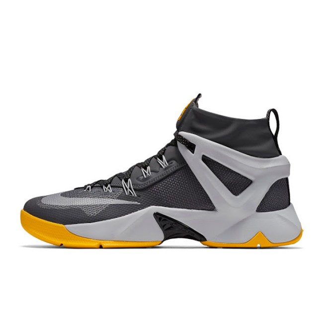 SEPATU BASKET NIKE Lebron Ambassador 8