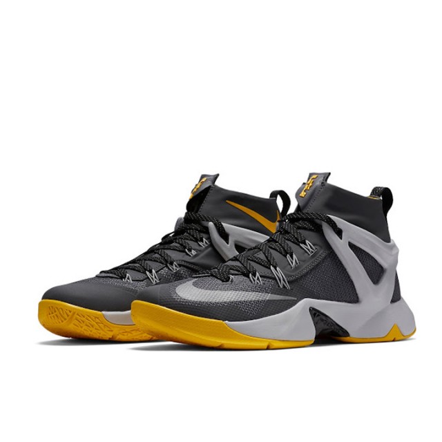 SEPATU BASKET NIKE Lebron Ambassador 8