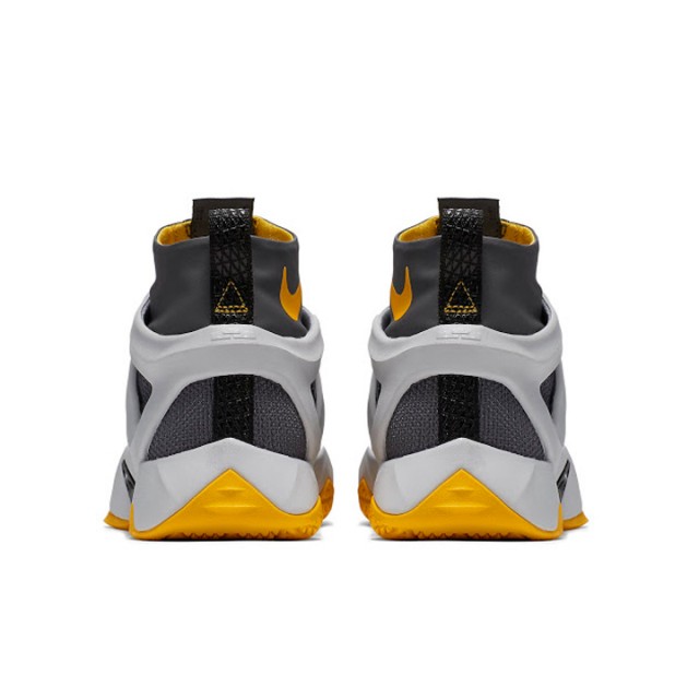 SEPATU BASKET NIKE Lebron Ambassador 8
