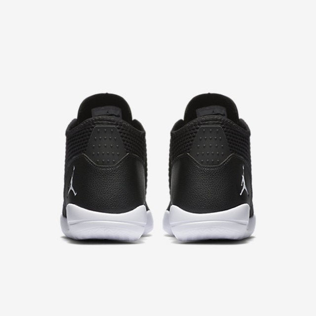 SEPATU SNEAKERS AIR JORDAN Reveal