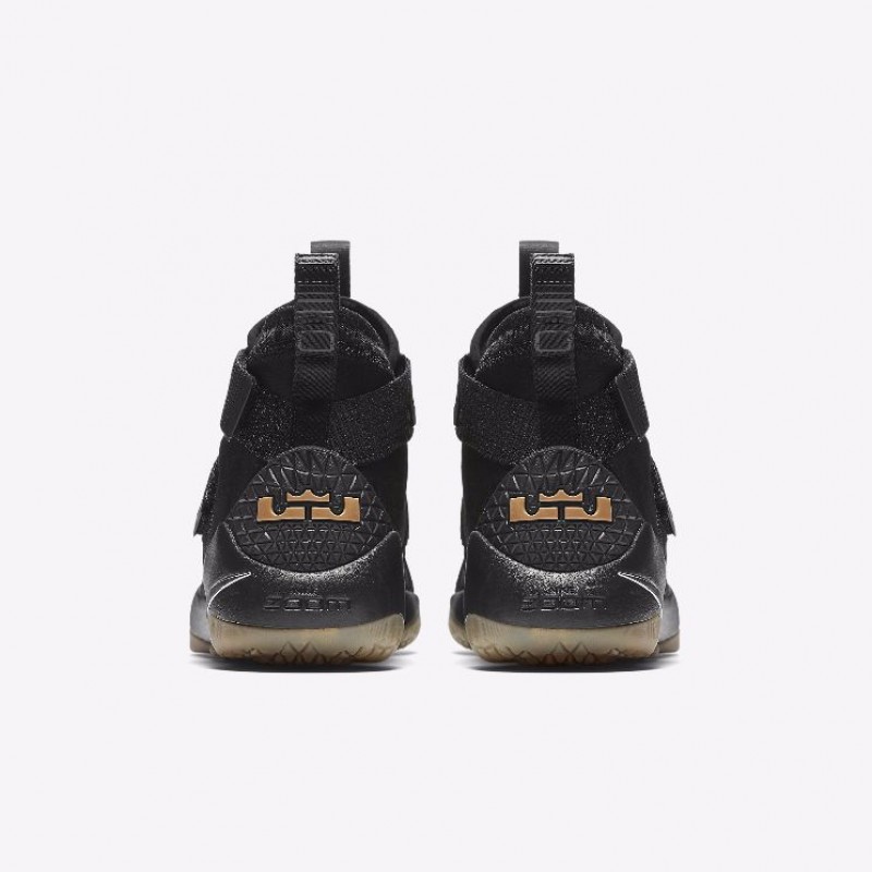 SEPATU BASKET NIKE Lebron Soldier XI