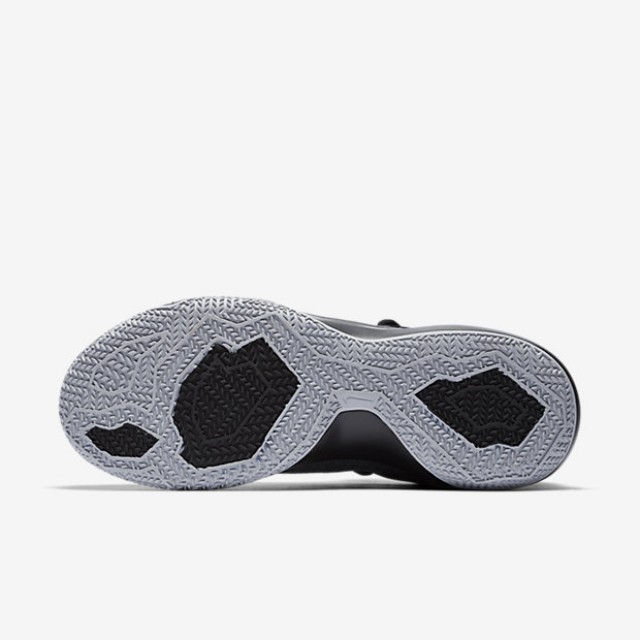 SEPATU BASKET NIKE Zoom Shift