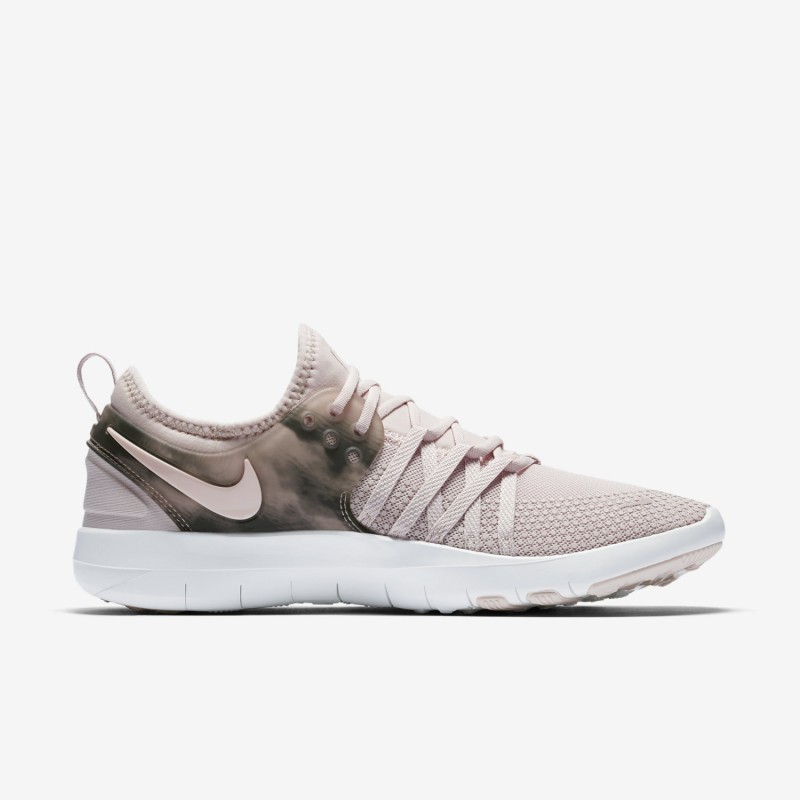 SEPATU LARI NIKE Wmns Free TR7 AMP