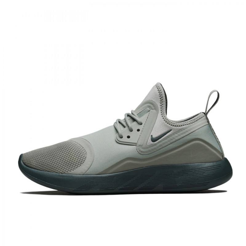SEPATU SNEAKERS NIKE Lunarcharge Essential