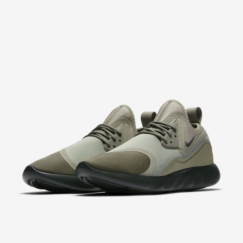 SEPATU SNEAKERS NIKE Lunarcharge Essential