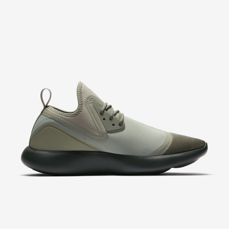 SEPATU SNEAKERS NIKE Lunarcharge Essential