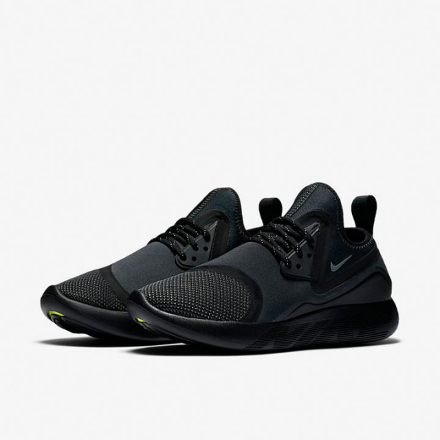 SEPATU SNEAKERS NIKE Lunarcharge Essential