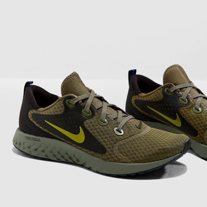 SEPATU LARI NIKE Legend React
