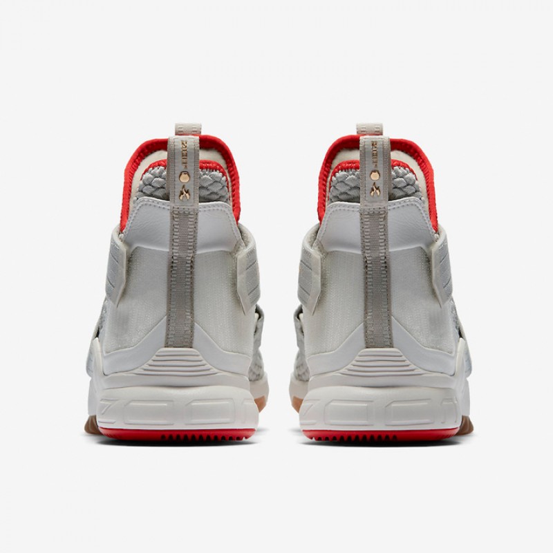 SEPATU BASKET NIKE Lebron Soldier XII