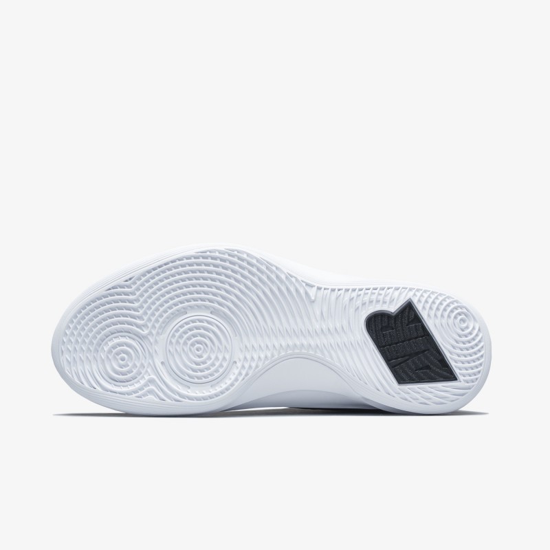SEPATU BASKET NIKE Air Versitile 3