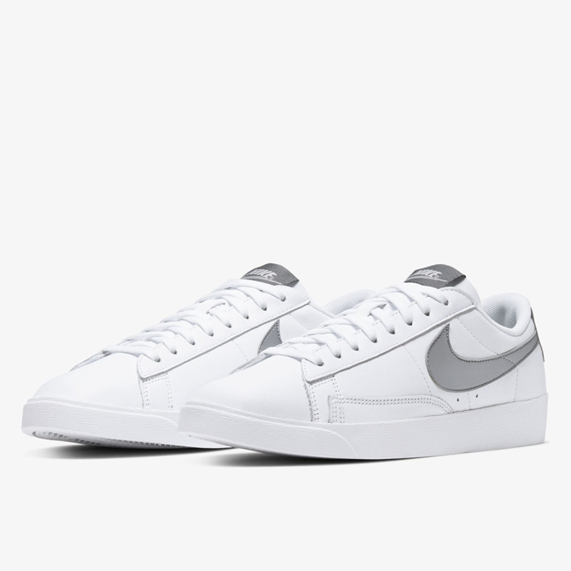 SEPATU SNEAKERS NIKE Wmns Blazer Low LE Icon Clash