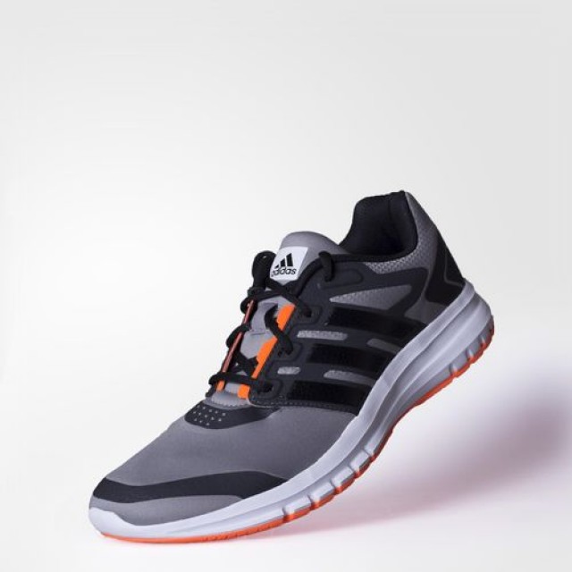 SEPATU LARI ADIDAS Brevard