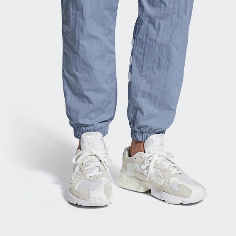 SEPATU SNEAKERS ADIDAS Yung-1