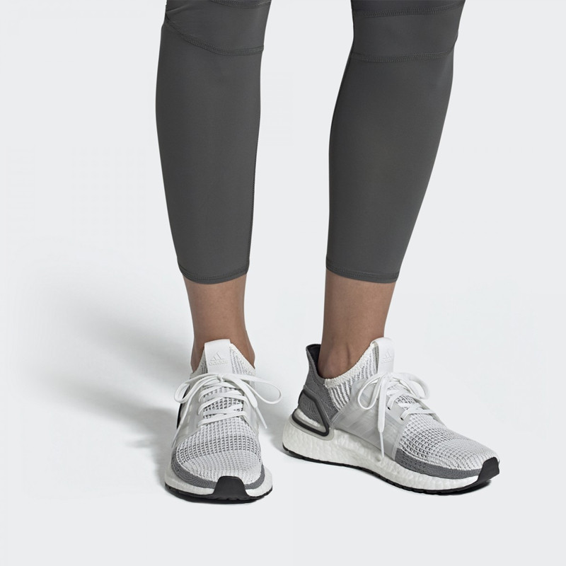 SEPATU LARI ADIDAS Wmns Ultraboost 19