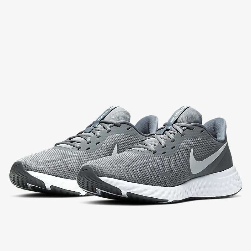 SEPATU LARI NIKE Revolution 5