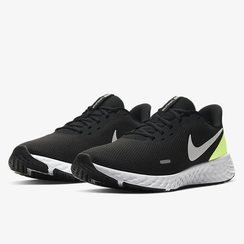 SEPATU LARI NIKE Revolution 5