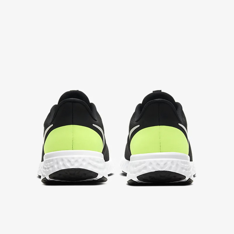 SEPATU LARI NIKE Revolution 5