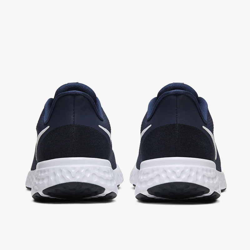 SEPATU LARI NIKE Revolution 5