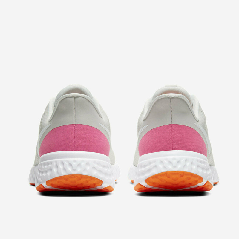 SEPATU LARI NIKE Wmns Revolution 5