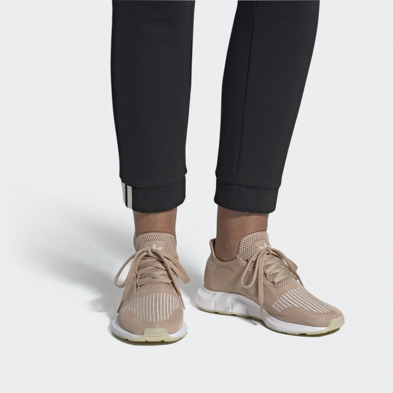 SEPATU SNEAKERS ADIDAS Wmns Swift Run