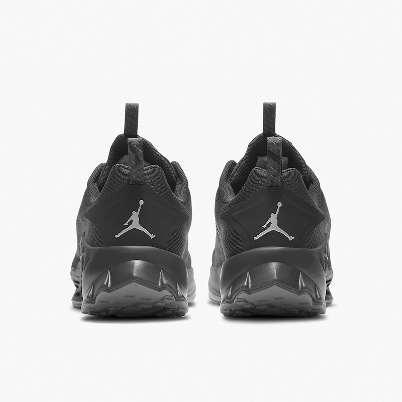 SEPATU SNEAKERS AIR JORDAN Trunner Advance