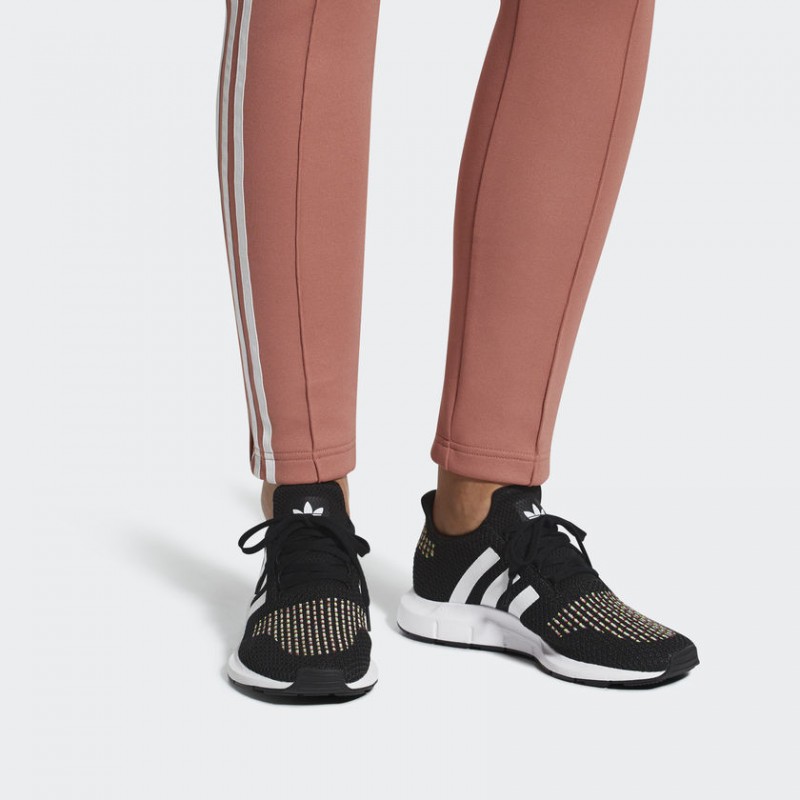 SEPATU SNEAKERS ADIDAS Wmns Swift Run
