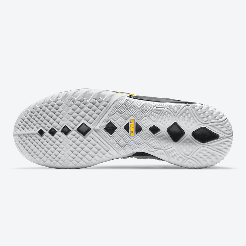 SEPATU BASKET NIKE LeBron 18 Home