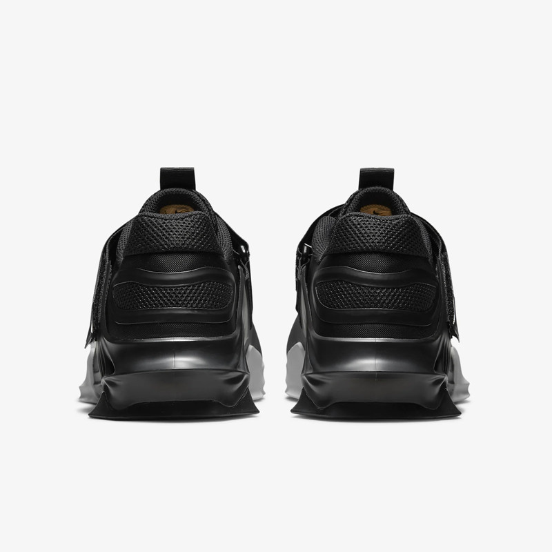 SEPATU TRAINING NIKE Savaleos