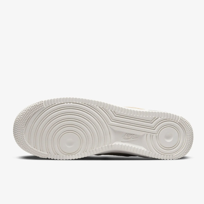 SEPATU SNEAKERS NIKE Air Force 1 '07 LV8