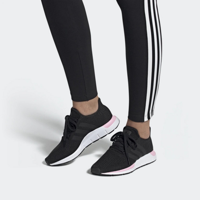 SEPATU SNEAKERS ADIDAS Wmns Swift Run