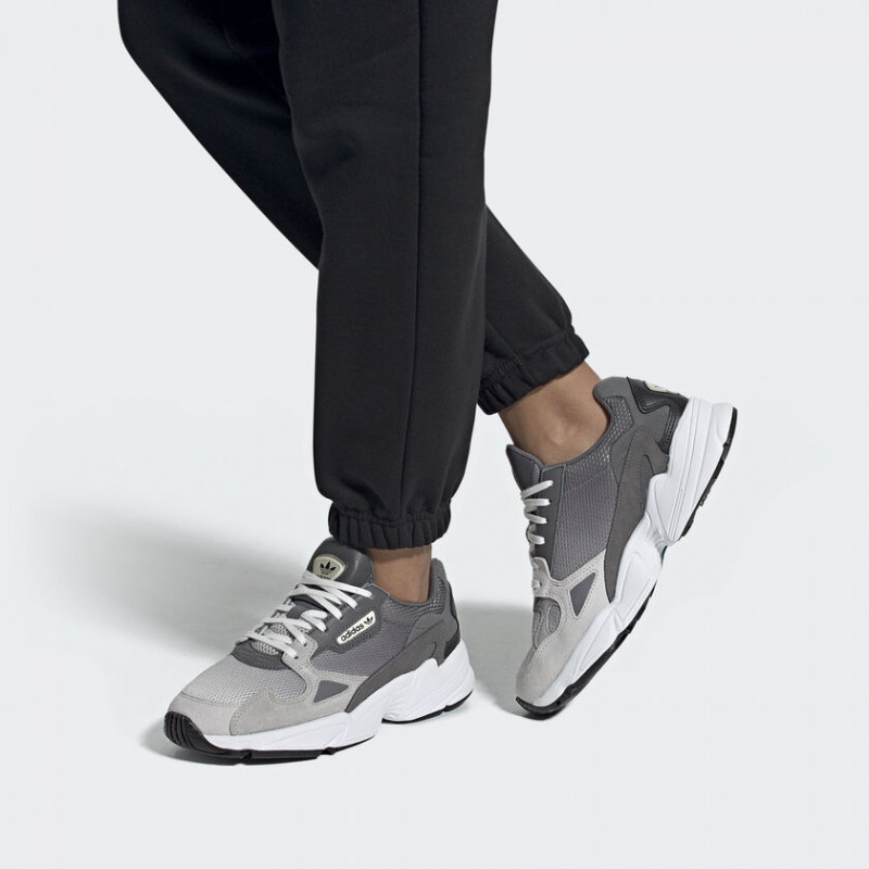 SEPATU SNEAKERS ADIDAS Wmns Falcon
