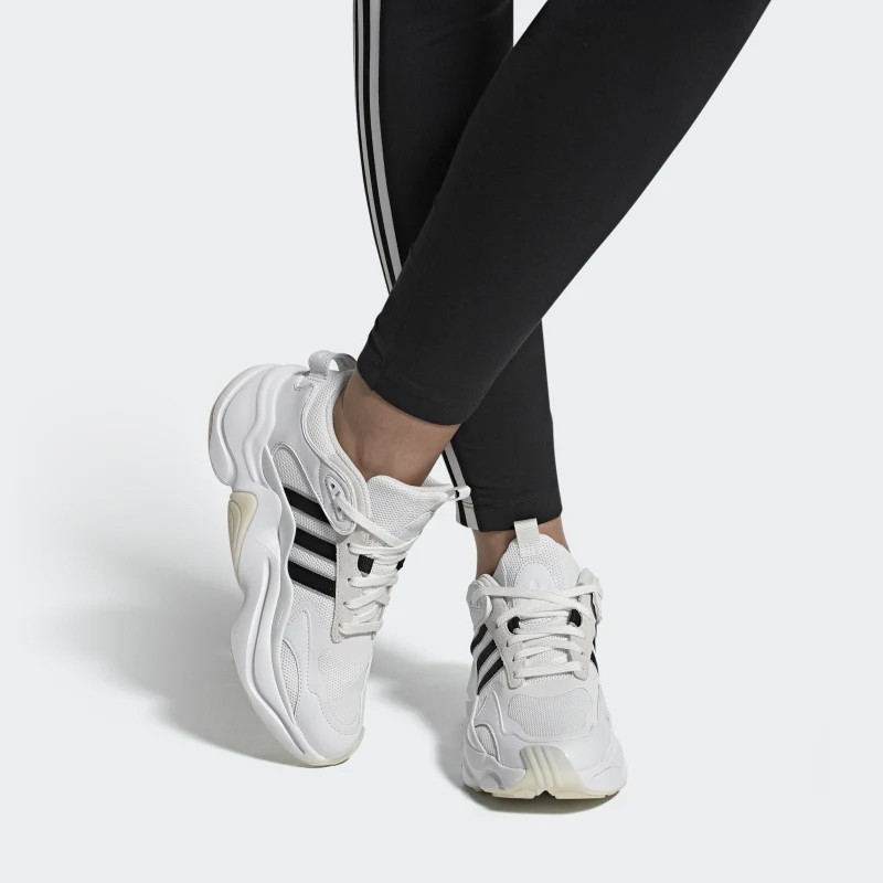 SEPATU TRAINING ADIDAS Wmns Magmur Runner