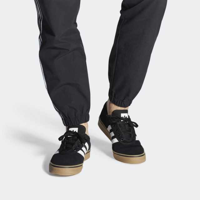 SEPATU SNEAKERS ADIDAS Adiease