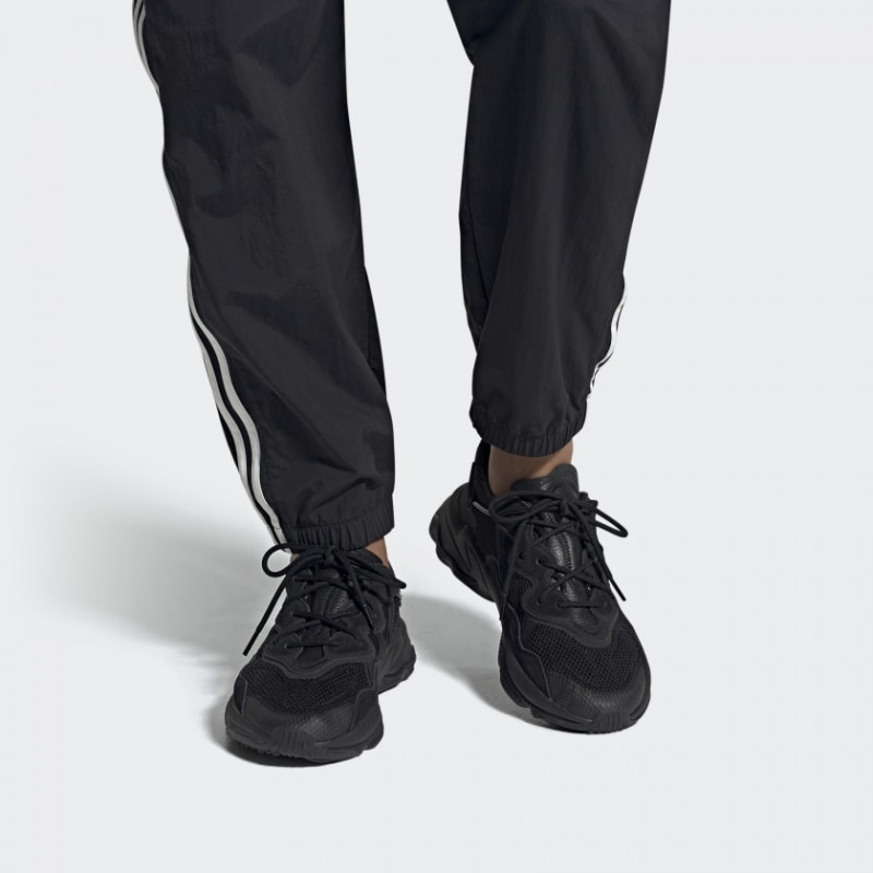 SEPATU SNEAKERS ADIDAS Ozweego