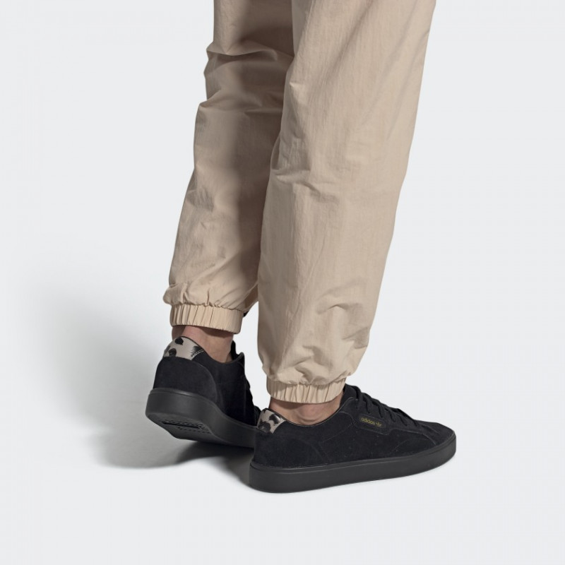 SEPATU SNEAKERS ADIDAS Wmns Sleek