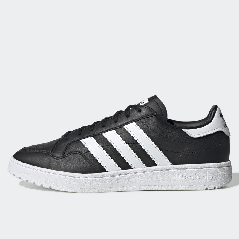 Foto sepatu adidas hitam putih best sale