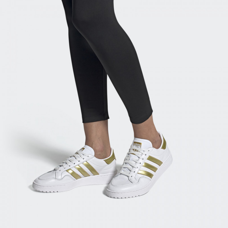 SEPATU SNEAKERS ADIDAS Wmns Team Court