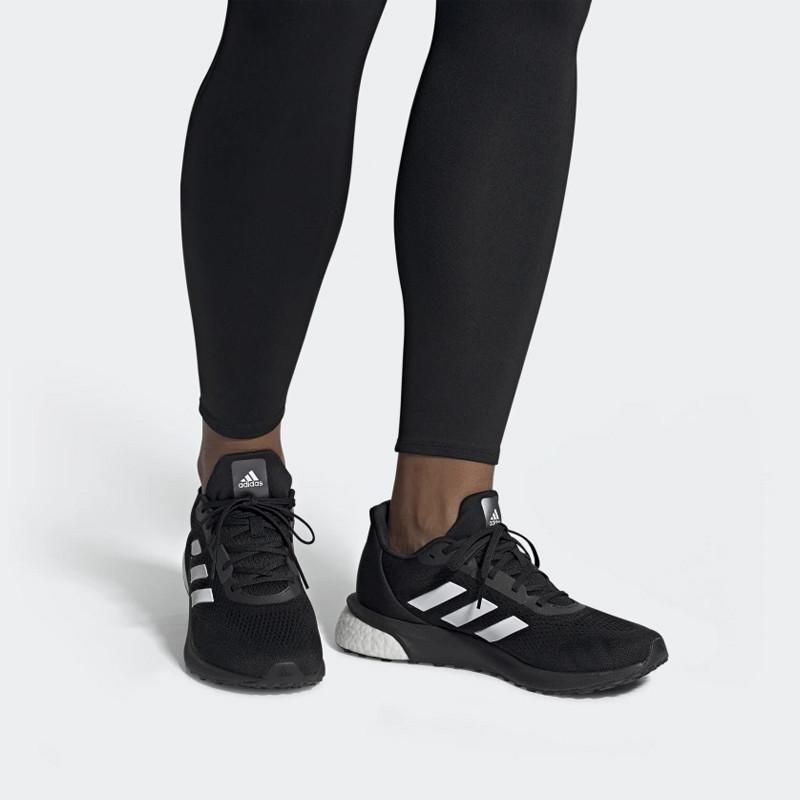 SEPATU LARI ADIDAS Astrarun
