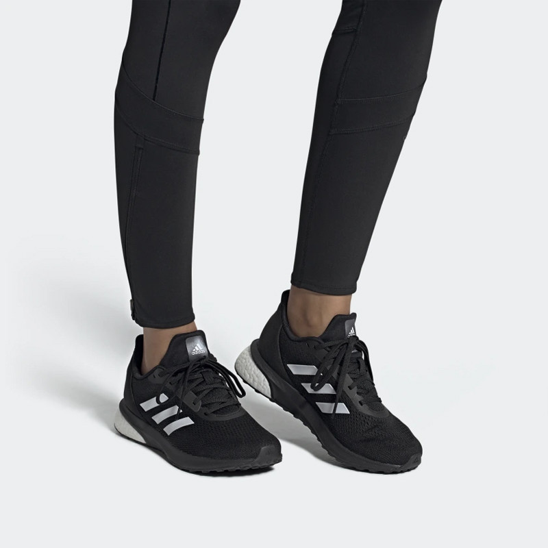 SEPATU LARI ADIDAS Wmns Astrarun