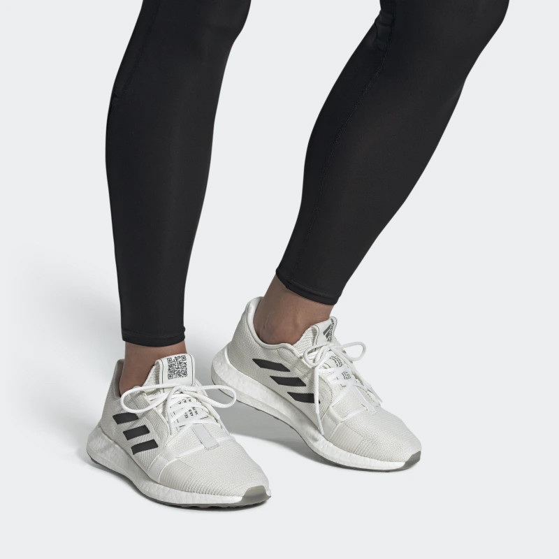 SEPATU LARI ADIDAS Senseboost Go