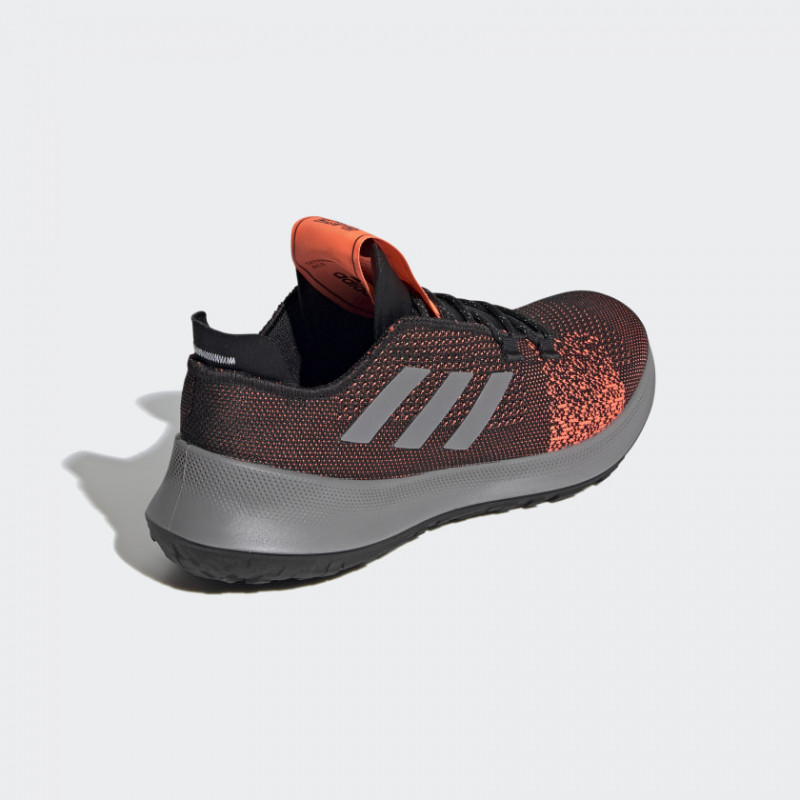SEPATU LARI ADIDAS Sensebounce Plus Ace