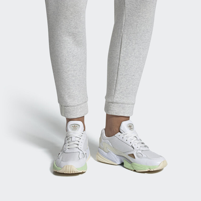 SEPATU SNEAKERS ADIDAS Wmns Falcon