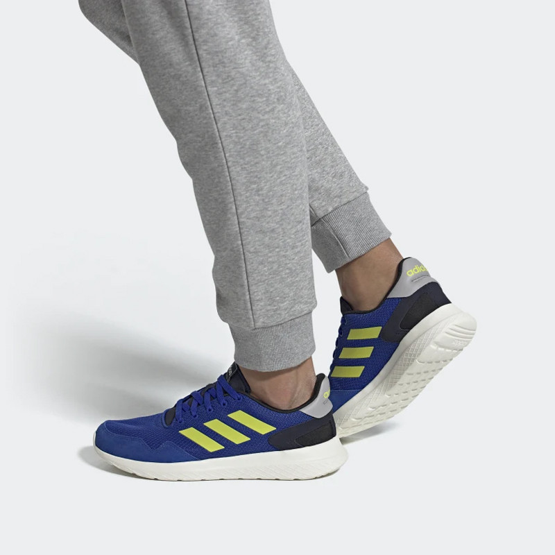 SEPATU LARI ADIDAS Archivo