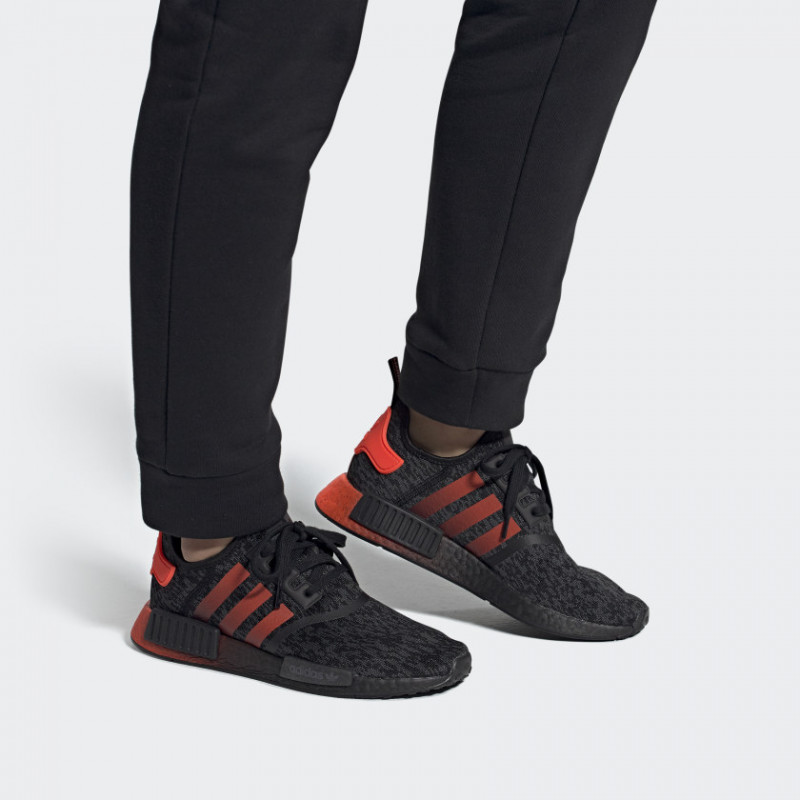 SEPATU SNEAKERS ADIDAS NMD_R1
