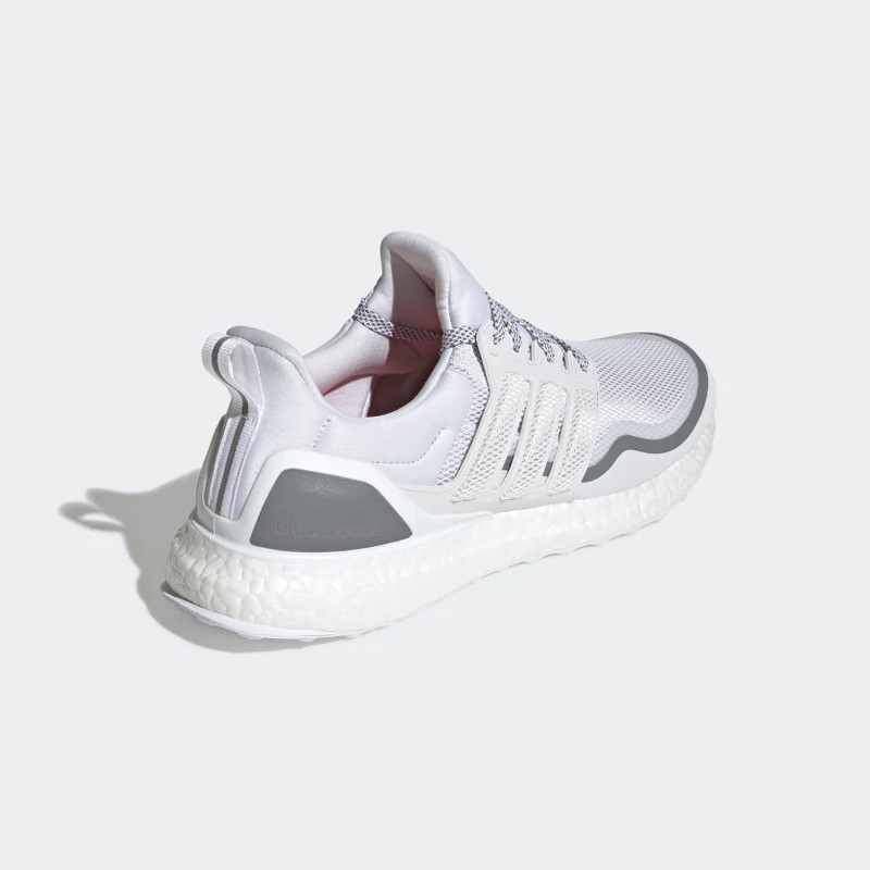 SEPATU LARI ADIDAS Ultraboost Reflective