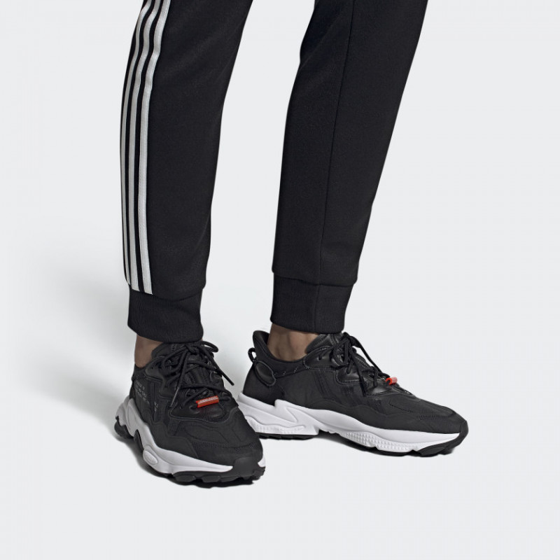 SEPATU SNEAKERS ADIDAS Ozweego Tr