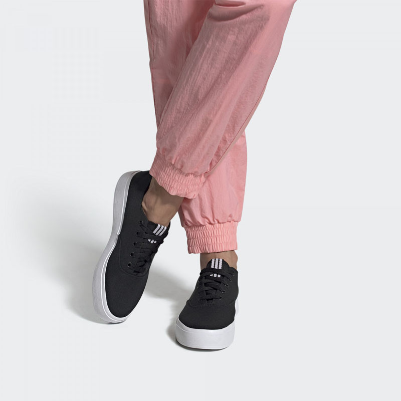 SEPATU TRAINING ADIDAS Wmns Broma