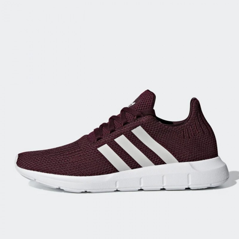 Sepatu Sneakers Adidas Wmns Swift Run Maroon